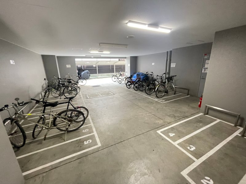 エスリード北浜EASTの駐車場