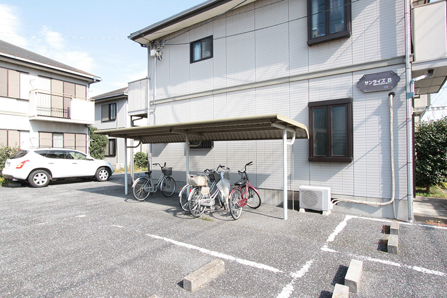 サンライズBの外観|敷地内駐車場1台分付き