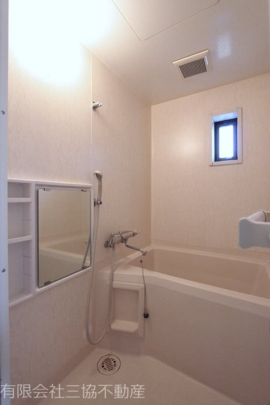 サンライズBの浴室|換気窓付き