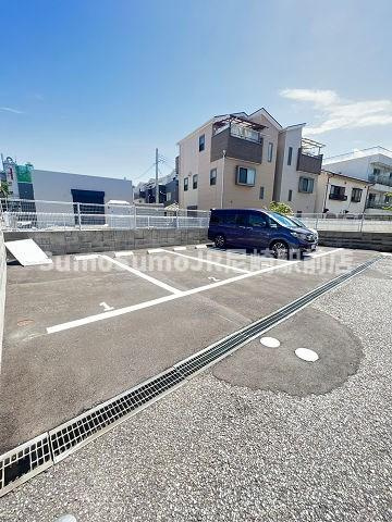 シャトー長洲の駐車場