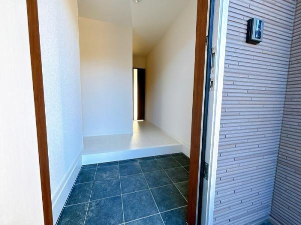 東広島市黒瀬町楢原　中古一戸建ての玄関