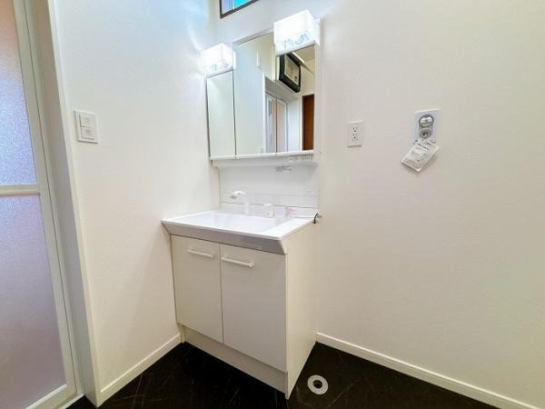 東広島市黒瀬町楢原　中古一戸建ての独立洗面台