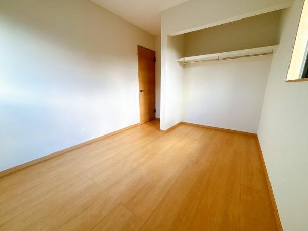 東広島市黒瀬町楢原　中古一戸建ての洋室