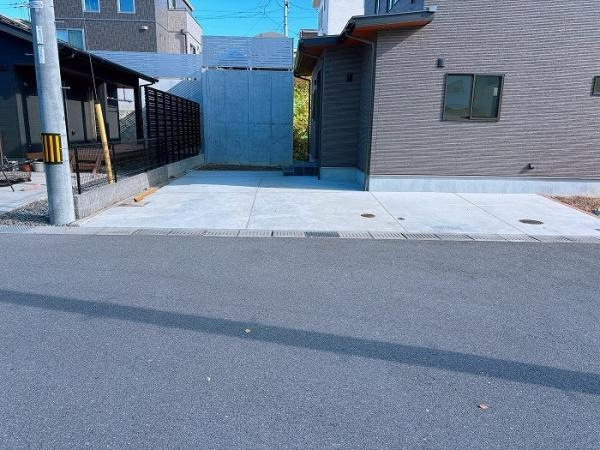 東広島市黒瀬町楢原　中古一戸建ての前面道路含む現地写真