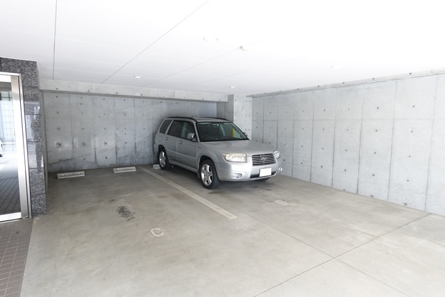 コートモーリス新道の駐車場