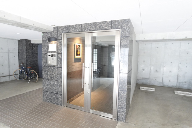 コートモーリス新道のエントランス