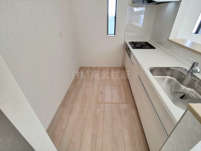 【キッチン】 | 比企郡吉見町東野第２０　全３棟　１号棟 | リビングを見渡せるキッチンです