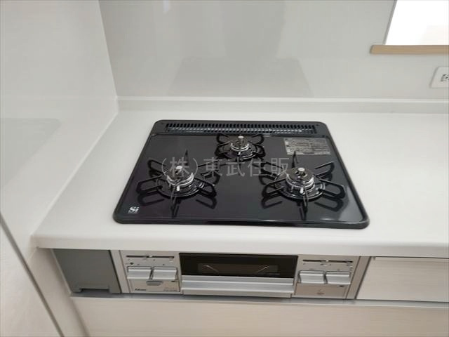 【キッチン】 | 比企郡吉見町東野第２０　全３棟　１号棟 | お料理を同時に作れる３口コンロ
