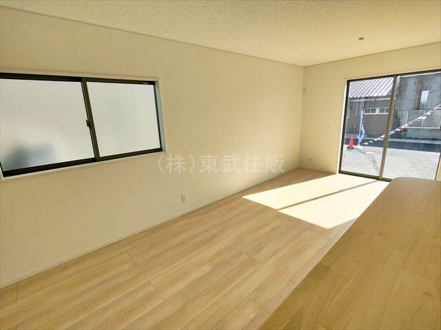 【居間・リビング】 | 比企郡吉見町東野第２０　全３棟　１号棟 | 日当たりの良いリビングダイニングです