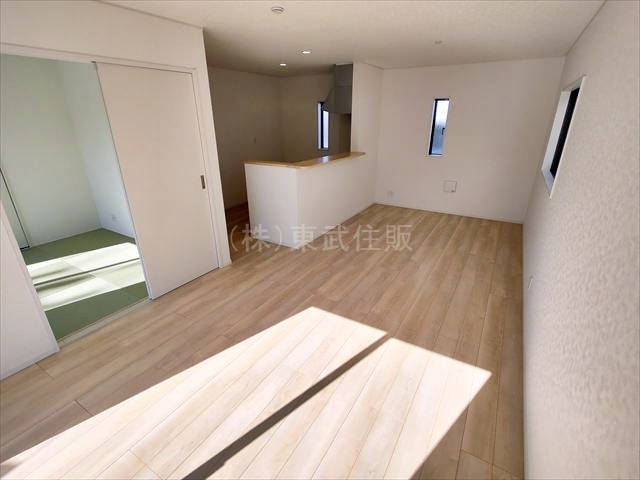 【居間・リビング】 | 比企郡吉見町東野第２０　全３棟　１号棟 | 広々としたリビングは16.2帖の広さです