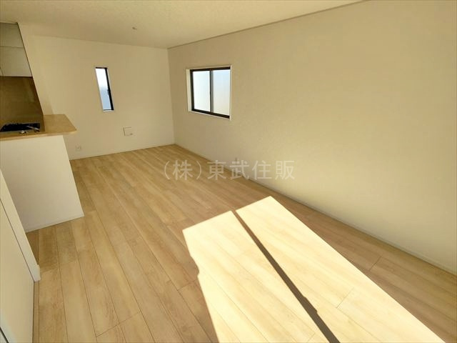 【居間・リビング】 | 比企郡吉見町東野第２０　全３棟　１号棟 | ゆったり過ごせるリビングです