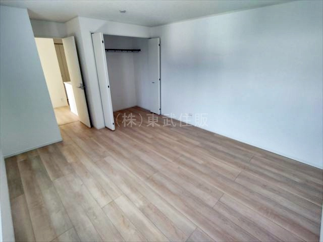 【寝室】 | 比企郡吉見町東野第２０　全３棟　１号棟 | 2階北東側9.5帖洋室　主寝室にいかがでしょうか