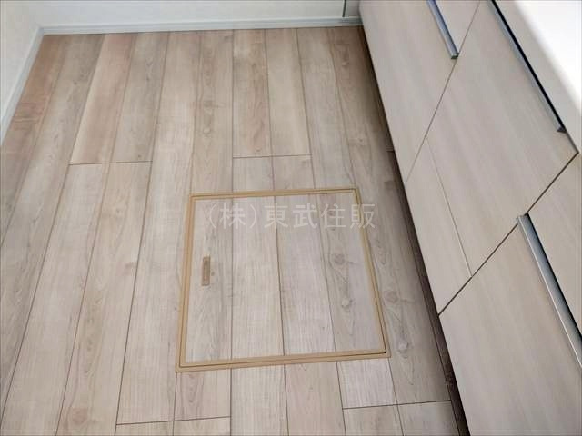 【構造・工法・仕様】 | 比企郡吉見町東野第２０　全３棟　１号棟 | 日用品の整理に便利な床下収納付きです