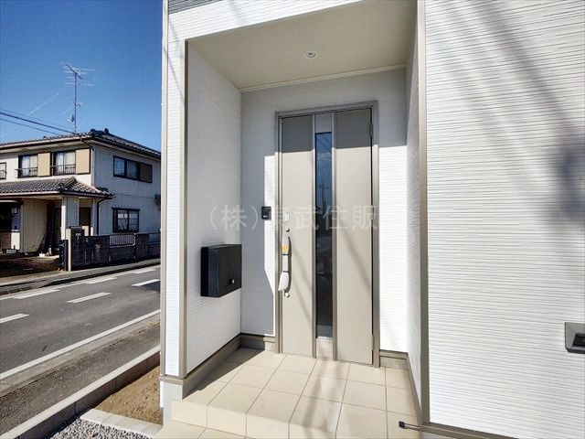 【玄関】 | 比企郡吉見町東野第２０　全３棟　１号棟 | 落ち着いた雰囲気の玄関です