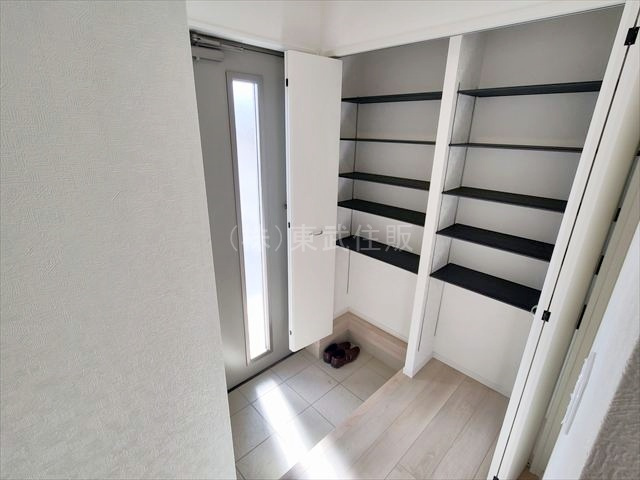 【内装】 | 比企郡吉見町東野第２０　全３棟　１号棟 | 明るい玄関です