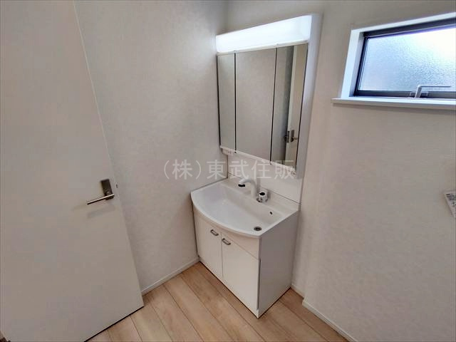 【独立洗面台】 | 比企郡吉見町東野第２０　全３棟　１号棟 | 忙しい朝に便利なシャワー付き洗面化粧台