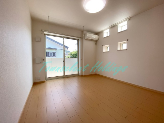 プラシードハウスの居間・リビング|二面採光♪南向き・日当たり良好