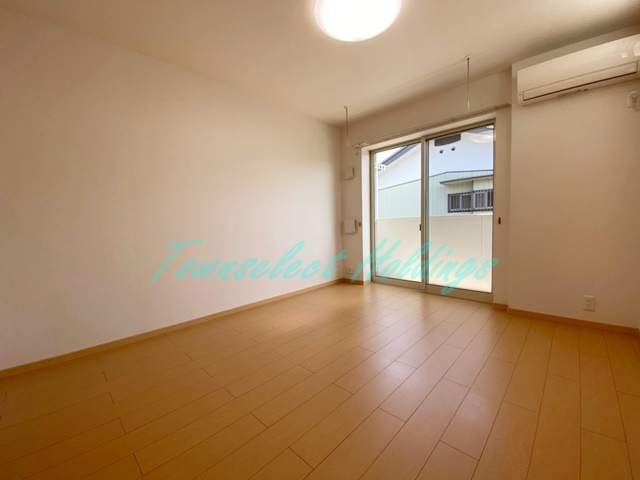 プラシードハウスの寝室|広々7.2帖・防音フローリング