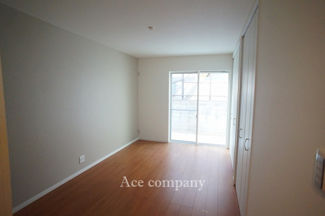 【寝室】 | 八尾市南亀井町2丁目 | 【1階：洋室7.5帖】お庭に面したお部屋です☆