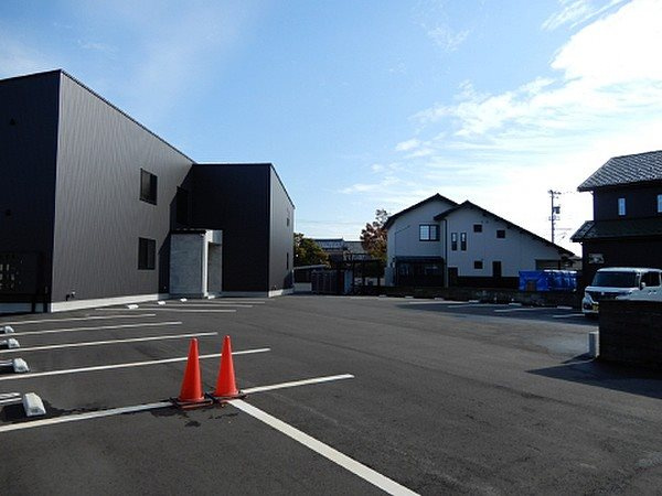 Scuola（スコーラ）の駐車場