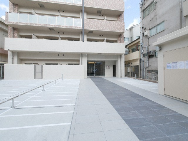 アドバンス大阪イーストのエントランス