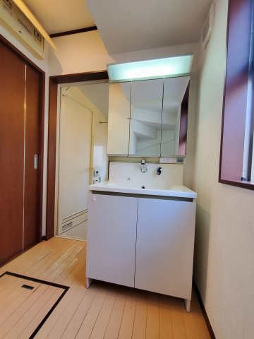 吉川市　中央3丁目　中古戸建の洗面所|鏡の後ろに収納スペースがあります、散らかりやすい洗面スペースをすっきりさせる事が出来ます