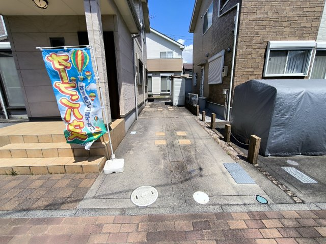 吉川市　中央3丁目　中古戸建の駐車場|もう一つの駐車スペースです♪こちらも２台（縦列）駐車可能です♪なんと計４台駐車可能です！