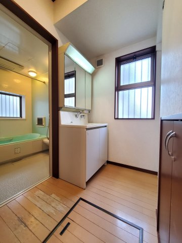 吉川市　中央3丁目　中古戸建の洗面所|脱衣スペースを含む空間はゆとりの広さ