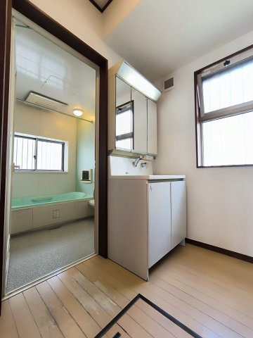 吉川市　中央3丁目　中古戸建の洗面所|明るく開放的な洗面室で、朝から気持ちよく過ごせます♪