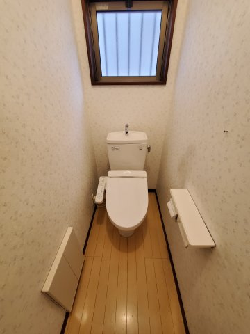 吉川市　中央3丁目　中古戸建のトイレ|小窓をつけて明るさをプラス！温水洗浄便座付きです