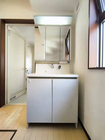 吉川市　中央3丁目　中古戸建の洗面所|鏡の裏も収納に使えて便利！小物類が散らからず、すっききした状態をキープできます♪