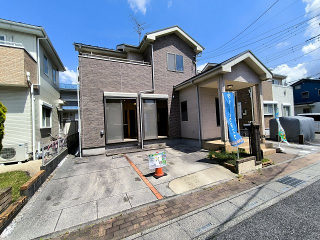 吉川市　中央3丁目　中古戸建の前面道路含む現地写真|前面道路が広く、車の出入りも安心。お子さまの通学やご近所づきあいにも穏やかな環境が整っています♪