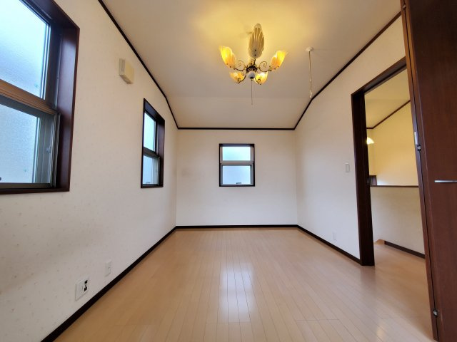 吉川市　中央3丁目　中古戸建の洋室|大切なプライベート空間です。アレンジしやすいシンプルなお部屋です
