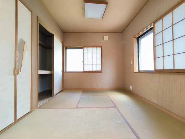吉川市　中央3丁目　中古戸建の和室|リビング横にあると便利な和室。寝室やキッズスペースとしても重宝します♪