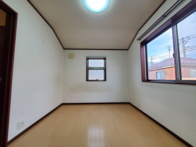 吉川市　中央3丁目　中古戸建の洋室|二面採光で明るい洋室です
