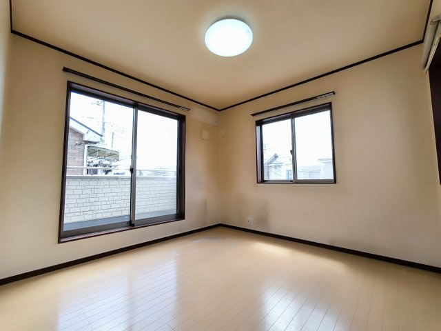 吉川市　中央3丁目　中古戸建の洋室|日中は明るく快適に、夜は静かに落ち着ける居室。家族に合わせて多用途に使える便利な空間です♪