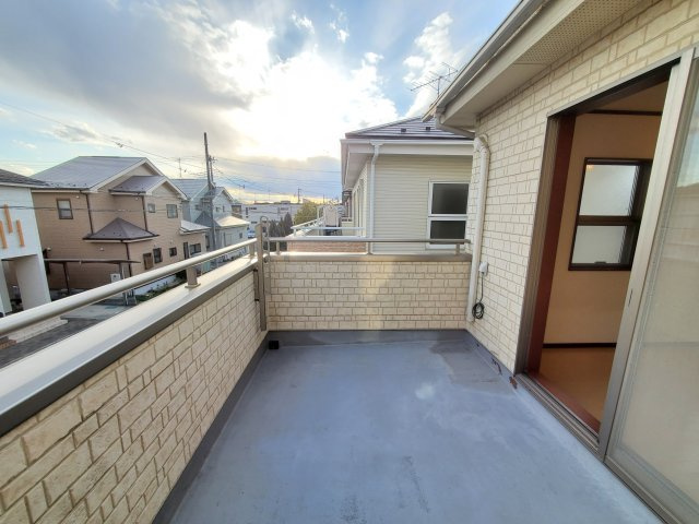 吉川市　中央3丁目　中古戸建のバルコニー|ゆとりあるバルコニーで洗濯物＆お布団干しも快適