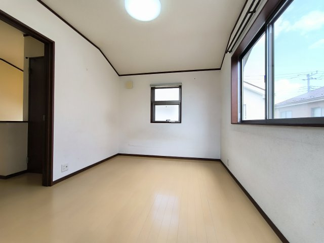 吉川市　中央3丁目　中古戸建の洋室|明るく落ち着いた居室は、毎日の暮らしに心地よさをプラスしてくれます♪