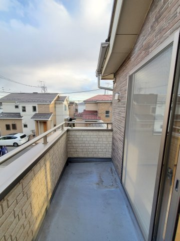 吉川市　中央3丁目　中古戸建のバルコニー|開放的で明るい空間を演出してくれるバルコニーです