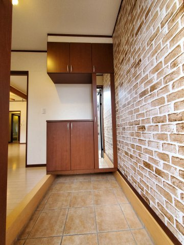 吉川市　中央3丁目　中古戸建の玄関|たくさん収納できる下駄箱で玄関廻りスッキリ
