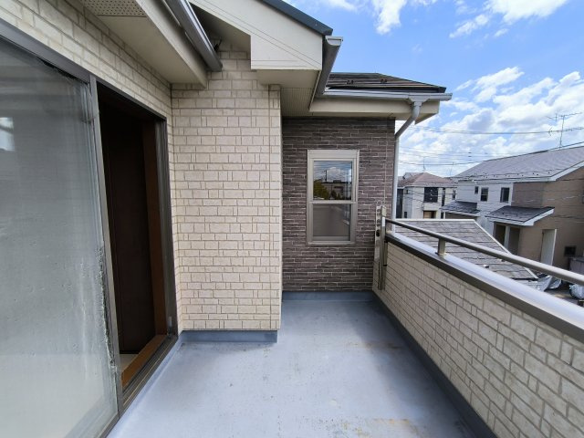 吉川市　中央3丁目　中古戸建のバルコニー|心地よい陽射しと風が感じられる、暮らしを豊かにするバルコニーです♪