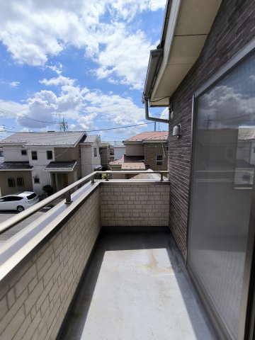 吉川市　中央3丁目　中古戸建のバルコニー|開放的で明るい空間を演出してくれるバルコニーです
