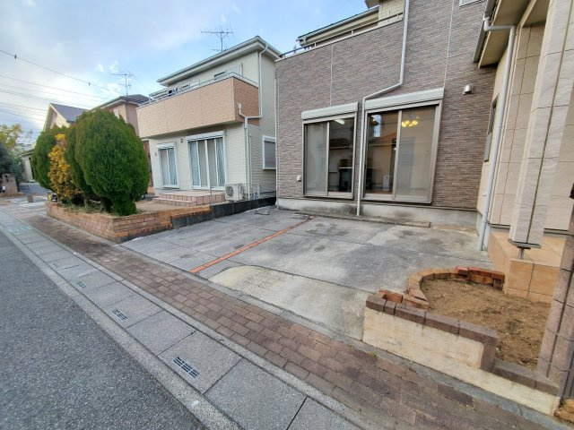 吉川市　中央3丁目　中古戸建の駐車場|ゆとりのカースペース