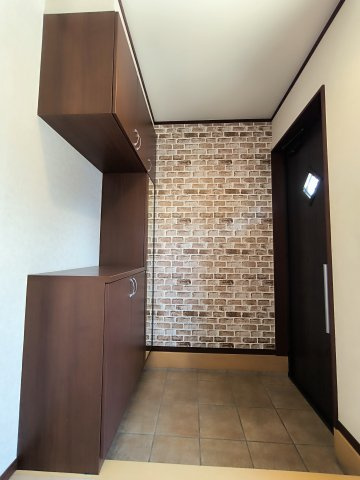 吉川市　中央3丁目　中古戸建の玄関|広々とした玄関は来客を気持ちよく迎えられる空間。収納もしっかりあるので常に整った印象を保てます♪