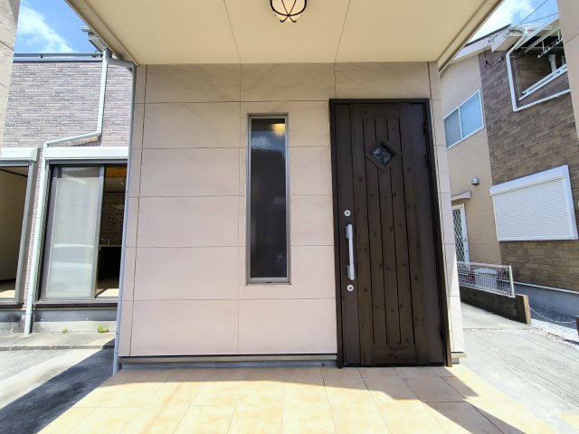 吉川市　中央3丁目　中古戸建の玄関|帰宅時に我が家らしさを感じられる心地よい玄関です♪