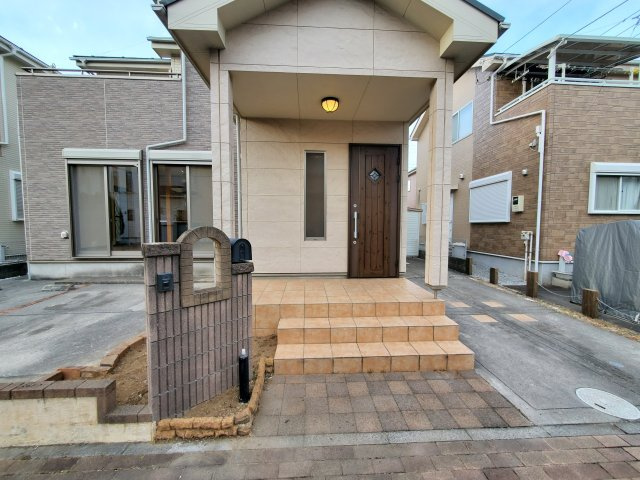 吉川市　中央3丁目　中古戸建の玄関|落ち着いた玄関です