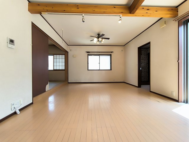 吉川市　中央3丁目　中古戸建の居間・リビング|南向きの明るいリビングは、洗濯物もよく乾き、家事をしながら家族の声が届く心地よい場所です。♪