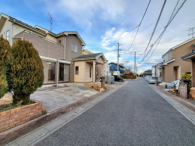 吉川市　中央3丁目　中古戸建の前面道路含む現地写真|前面道路含む現地写真です