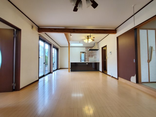 吉川市　中央3丁目　中古戸建の居間・リビング|広いリビングは家族が自然と集まる居心地の良い空間