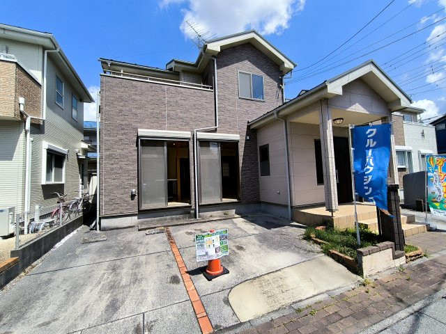 吉川市　中央3丁目　中古戸建の外観|洒落たデザインの外観です♪駐車スペースはなんと最大4台駐車可能です♪